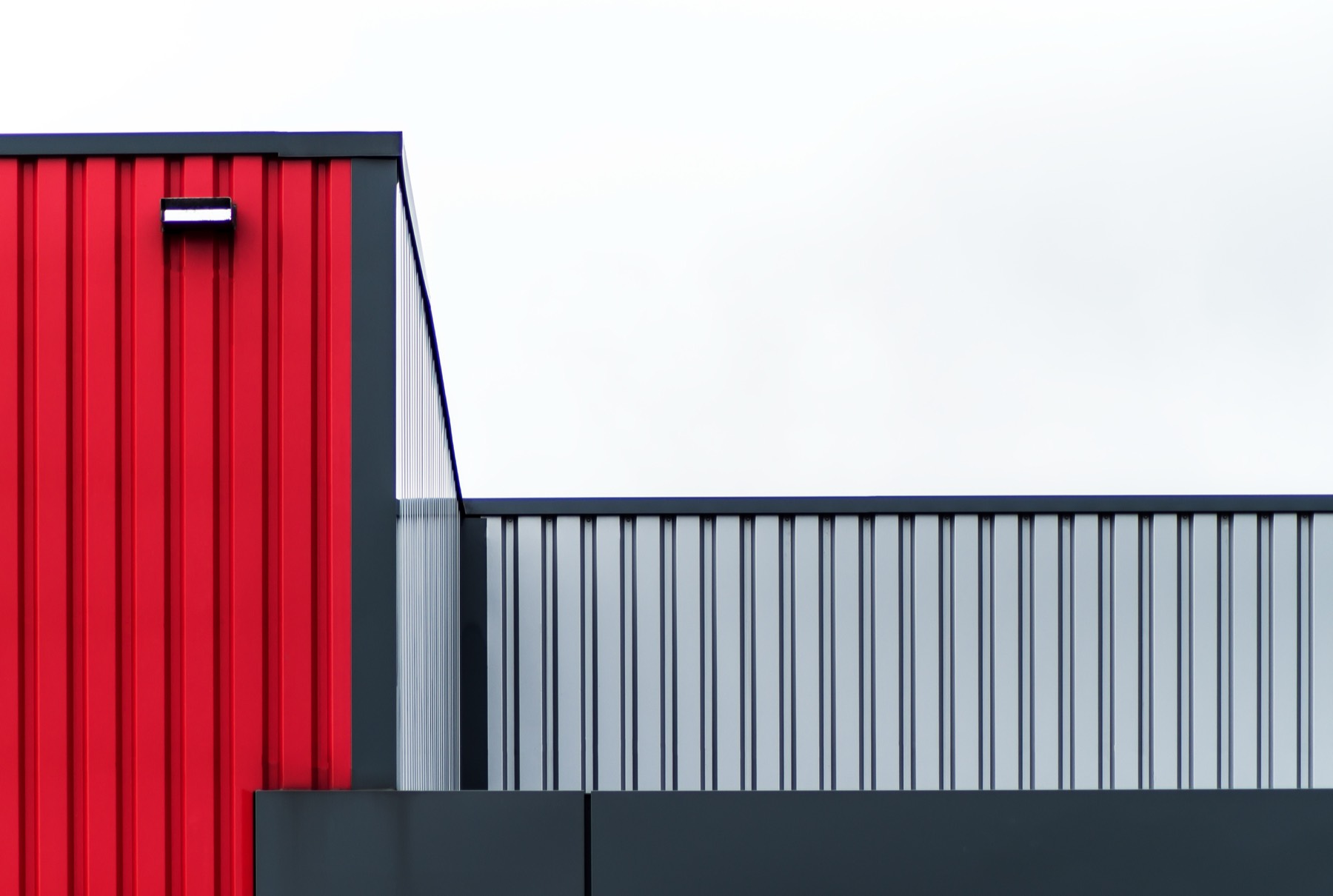 Metal panel kaplı modern bir yapının köşe detayı