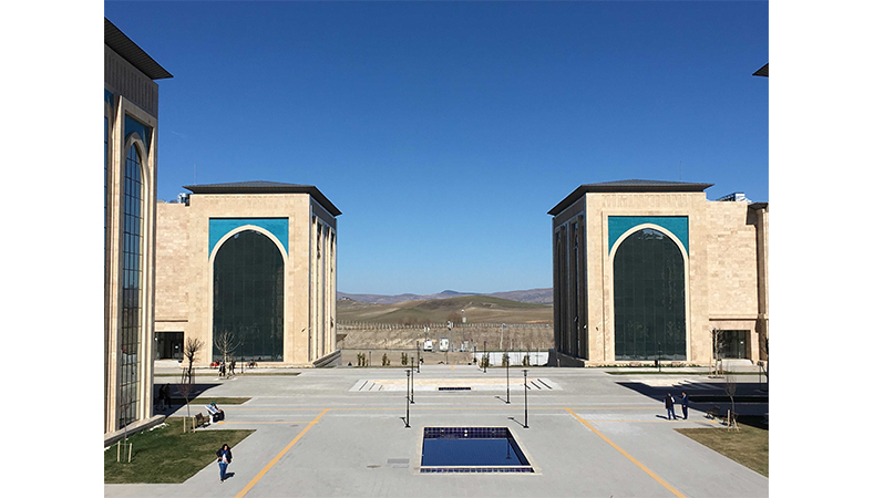 Üniversite yerleşkesinde kenet çatı uygulaması